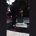 Montanelli, così la Rete Studenti ha imbrattato la statua: il video diffuso sui social