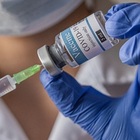 Soluzione fisiologica iniettata su 47 persone al posto del vaccino anti Covid