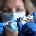 Vaccino, allo studio quarta dose anti Omicron: «Un booster bivalente per l'autunno»