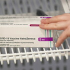 Vaccino AstraZeneca: «La seconda dose va somministrata dopo 10-12 settimane, non prima»