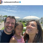 Salvini in spiaggia a Ostia con la compagna Francesca Verdini e figlia: «Ma quale Ibiza o Costa Azzurra...»