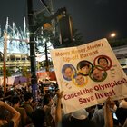 Proteste fuori dallo stadio di Tokyo