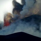 Etna, nuova spettacolare eruzione del vulcano stamani: resta aperto l'aeroporto di Catania