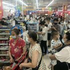 Variante Delta, tornano i contagi a Wuhan: test su 11 milioni di abitanti, scuole restano chiuse in Cina
