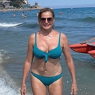 Simona Ventura e la foto in bikini a 55 anni: «Alla fine faccio ancora la mia porca figura!»