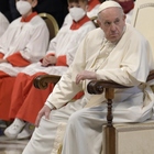 Papa Francesco si ferma per il dolore al ginocchio: non celebra la messa della Divina Misericordia