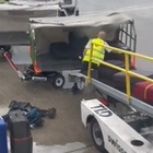 Aereo TUI in ritardo di 30 ore, il copilota scende e aiuta a caricare i bagagli per partire più velocemente VIDEO