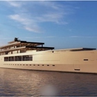 Super yacht da 130 metri, Poetry consente di fare un tuffo nell'oceano dalla piscina sul mare