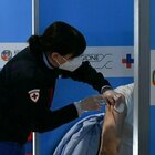 Vaccini Lazio, piano a rischio stop: tagli dosi AstraZeneca e contratto in scadenza per medici e infermieri