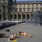 41 gradi a Parigi, anche il Museo del Louvre diventa una spiaggia