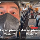 Max Giusti sul volo tutto esaurito: «L'aereo è pieno, e i teatri ancora chiusi». La denuncia social