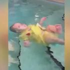 Bimba di 3 anni cade in piscina e rischia di annegare: salvata dal papà con le manovre di primo soccorso