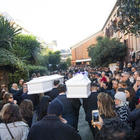 I funerali di Gaia e Camilla, le sedicenni morte nell'incidente a Corso Francia
