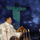 Coronavirus, in Brasile il Cristo Redentore di Rio si 'veste' da medico