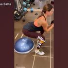 Melissa Satta in palestra, l'allenamento è durissimo tra squat e pesi