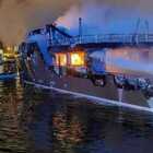 Olbia, terrore al porto turistico: in fiamme super yacht di lusso, 4 persone a bordo