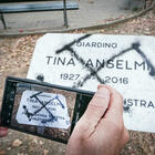 Svastica sulla lapide dedicata a Tina Anselmi a Torino FOTO