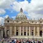 Vaticano, negli Usa in calo le donazioni per lo scandalo abusi e il dossier Viganò