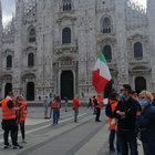 Milano, gilet arancioni in piazza senza distanziamento e mascherine Foto