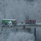 Camion resta in bilico sul viadotto: choc in superstrada FOTO