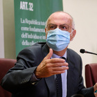 Coronavirus, Rezza: «Meno casi ma la scia dei morti sarà lunga. Sui vaccini fase 4 per la vigilanza»