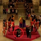 Regina Elisabetta, paura alla camera ardente: la guardia collassa, interrotta la diretta VIDEO