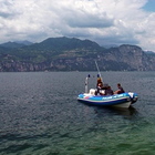 «Vado a farmi una nuotata al lago»: non torna più a casa, 47enne annega nel Garda