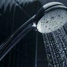 Caro bollette, la ministra svizzera: «Per risparmiare fate la doccia insieme»