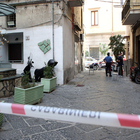 Omicidio a Napoli, pregiudicato ucciso tra la folla del sabato pomeriggio con venti colpi di pistola