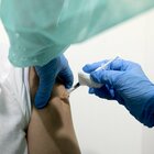 Torino, si presenta alla vaccinazione con braccio in silicone per prendere il green pass: scoperto e denunciato