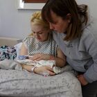 «È troppo presto», i medici la mandano a casa ma partorisce poche ore dopo: bambina muore tra le braccia della madre