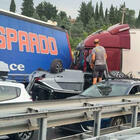Pauroso incidente sull'A1: camion e auto coinvolti, due morti. Italia spezzata in due