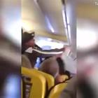 PASSEGGERA SI TOGLIE LE SCARPE, E' RISSA sul volo Ryanair