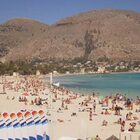 Palermo, sversano i liquami delle ville in mare: scempio alla spiaggia di Mondello, vietata la balneazione