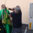 Striscia la Notizia, Max Laudadio aggredito con il cameraman: pugni e bastonate in un parcheggio a Varese